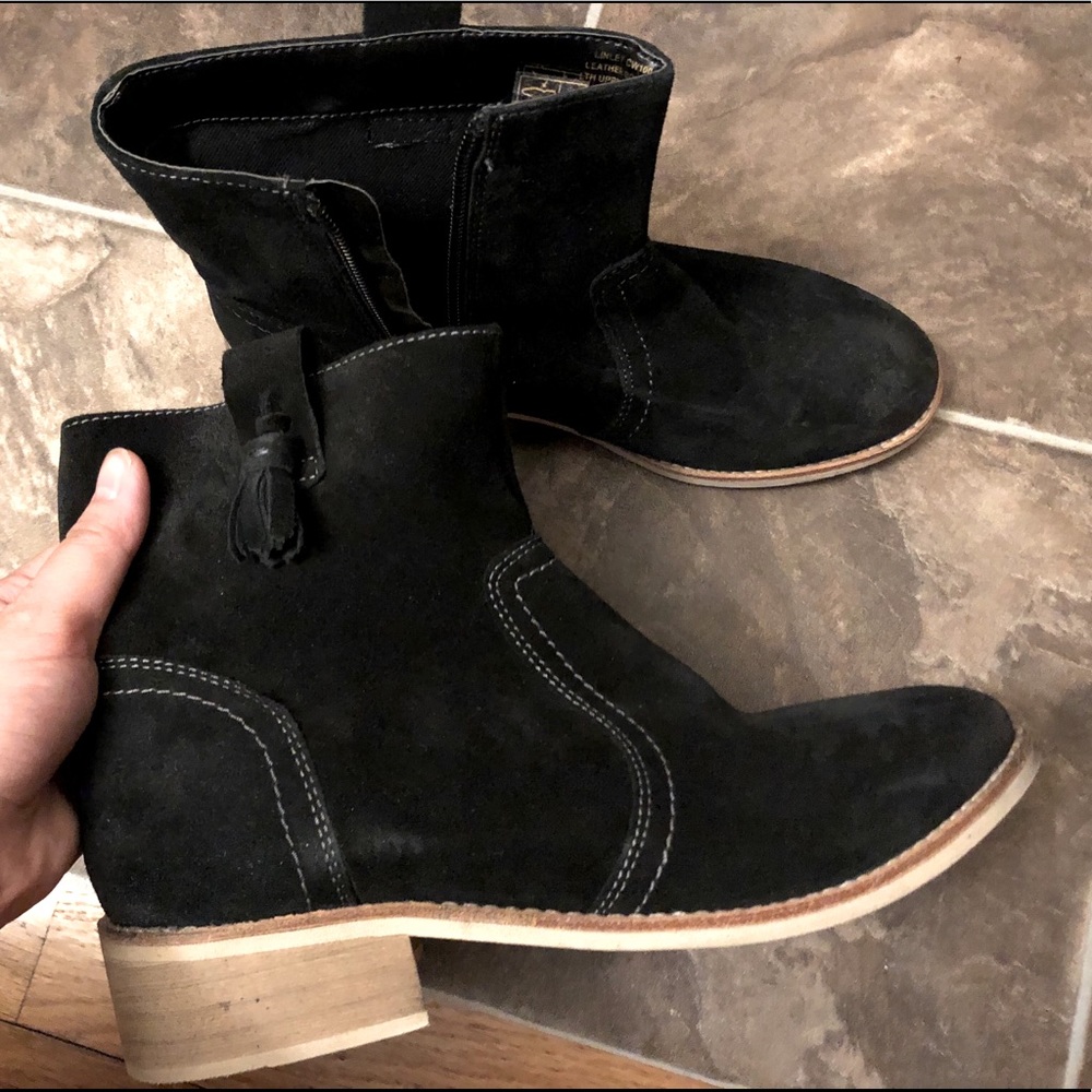 NWOT Crevo winter booties